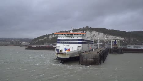 Po-Ferry-Amarrado-En-Dover-En-Un-Día-Muy-Ventoso