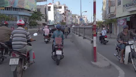 Am-Frühen-Morgen-Stabilisierte-POV-Aufnahme-In-4K-Mit-60-Bildern-Pro-Sekunde-Vom-Motorrollerverkehr-Auf-Den-Straßen-Von-Ho-Chi-Minh-Stadt,-Vietnam