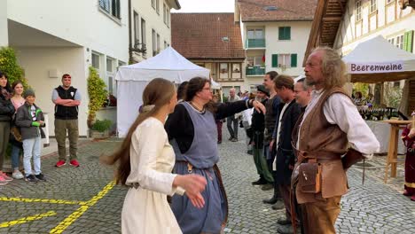 Mittelalterliche-Veranstaltung-Mit-Verschiedenen-Festlichkeiten-In-Einer-Stadt-In-Der-Schweiz