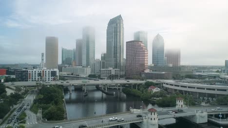 4k-60-Fps-Filmische-Drohnenaufnahmen,-Die-In-Einem-Nebligen-Morgensonnenaufgang-In-Der-Innenstadt-Von-Tampa-Fliegen