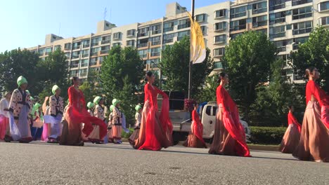 Ancient-dancers-march-in-parade-at-Hanseong-Baekje-festival,-Jamsil-dong,-Songpa-gu,-Seoul,-South-Korea