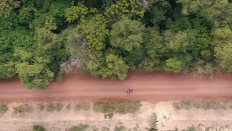 Drohnenaufnahme-Einer-Straße-Neben-Dem-Dschungel-In-Kambodscha