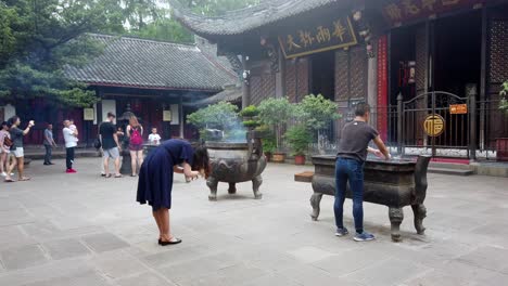 Chengdu,-China---July-2019-:-Chinese-women-praying,-worshiping,-giving-alms-and-thanks-at-the-Wenshu-Chinese-Buddhist-Temple