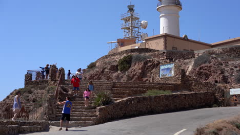 Touristen-Auf-Der-Treppe-Des-Leuchtturms-Cabo-De-Gata-In-Spanien