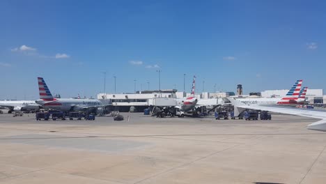 Moving-airplane-slowing-down-on-tarmac,-Dallas-Texas-airport