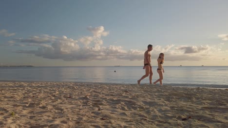 Ein-Vater-Und-Seine-Tochter-Gehen-Am-Ufer-Des-öffentlichen-Strandes-Von-Monte-In-Mauritius-Entlang