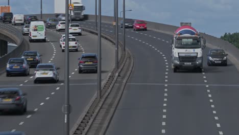 Tráfico-Vehicular-En-Movimiento-Rápido-En-La-Carretera-Circular-Norte-A406-En-El-Norte-De-Londres,-Reino-Unido