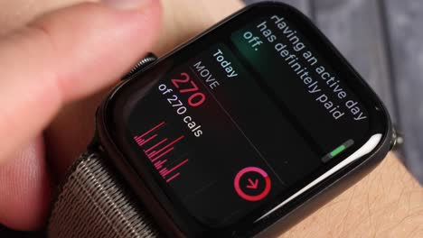 Verschieben-Sie-Das-Ziel-Auf-Der-Apple-Watch,-Einer-Smartwatch,-Die-Die-Gesundheit-Des-Benutzers-Misst