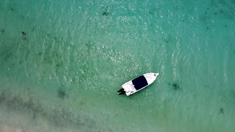 Aerial-birds-eye-shot-of-anchored-luxus-speedboat-on-crystal-clear-ocean-surface