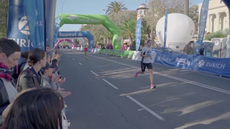 Marathon-runners-running-towards-the-finish-line-in-Zurich-Marathon-Málaga-2019