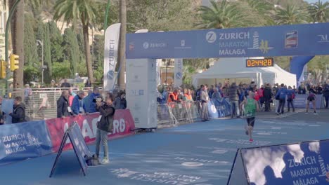 Concursante-Masculino-Corre-A-Través-De-La-Línea-De-Meta-Del-Maratón-De-Zurich-Malaga