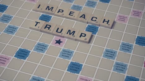 Nahaufnahme-Von-„Impeach-Trump“-In-Scrabble-Buchstaben-Auf-Dem-Scrabble-Spielbrett