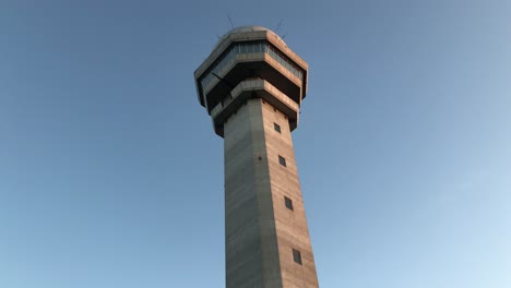 Flugsicherungsturm-Des-Internationalen-Flughafens-Von-Kapstadt-Vor-Einem-Stahlblauen-Himmel
