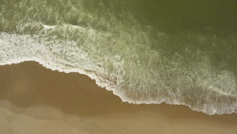 Wellen-Plätschern-An-Der-Sandküste-Von-Gale,-In-Der-Nähe-Des-Campingplatzes-Praia-Da-Gale,-Portugal-–-Ideales-Reiseziel-Für-Einen-Urlaub-In-Kontakt-Mit-Der-Natur-–-Luftaufnahme-Mit-Einer-Drohne