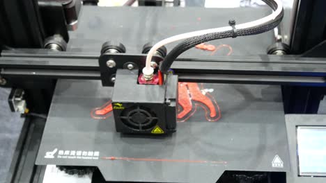 3D-printers-are-printing-digital-images-from-computers-in-3D-form