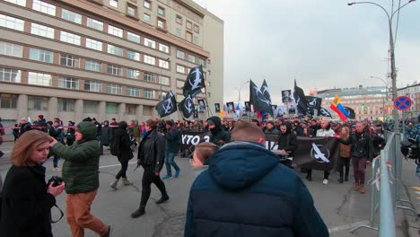 Eine-Organisierte-Gruppe-Von-Aktivisten-Marschiert-Bei-Einer-Pro-Demokratie-Kundgebung-Die-Moskauer-Straße-Entlang