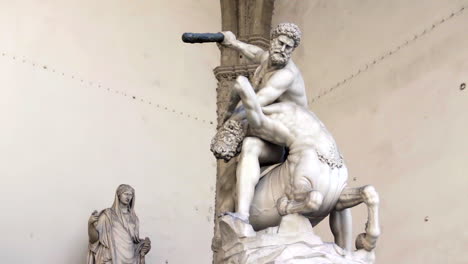 Herkules-Schlägt-Die-Zentauren-Nessus-Statue-In-Florenz,-Italien