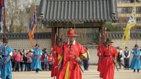 Ceremonia-De-Cambio-De-Guardia-En-La-Puerta-Del-Palacio-Gyeongbokgung-Seúl,-Corea-Del-Sur