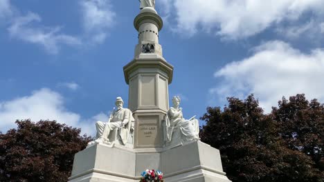 Monumento-Nacional-De-Los-Soldados-En-El-Cementerio-Nacional-De-Gettysburg,-Tiro-Revelador-Inclinado-Hacia-Arriba
