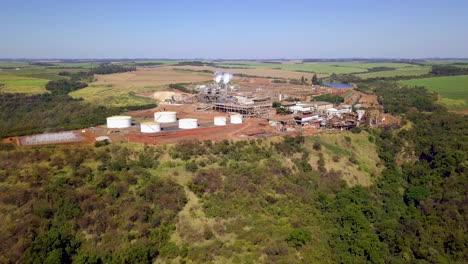 Ethanolverarbeitungsfabrik-Auf-Dem-Land-In-Brasilien