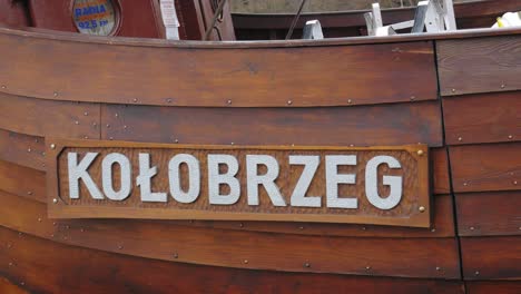 Kolobrzeg-Schild-An-Der-Seite-Eines-Schiffes