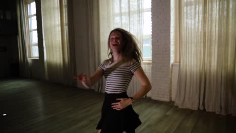 Kurzer-Clip-Eines-Teenager-Mädchens,-Das-Im-Studio-In-Zeitlupe-Tanzt