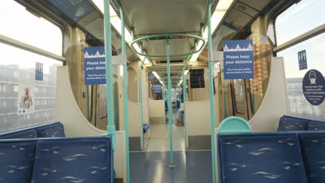 Im-Ruhigen-Londoner-DLR-Zug-Gelten-Coronavirus-Richtlinien-Zur-Sozialen-Distanzierung