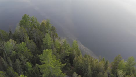 Spektakuläre-Luftaufnahmen-über-Dem-Großen-Greenwood-Teich-In-Der-Forstwirtschaft-Zeigen-Spiegelndes-Wasser