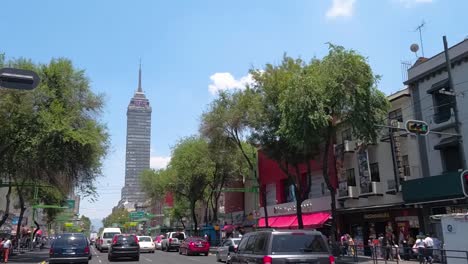 Blick-Aus-Einem-Auto-Auf-Die-Eje-Central-Avenue-In-Mexiko-Stadt