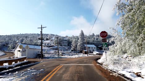 POV-Conduciendo-Por-Un-Pequeño-Pueblo-De-Montaña-Después-De-Una-Tormenta-De-Nieve