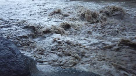 Nahaufnahme-Eines-Schlammigen-Flusses-Nach-Einer-Überschwemmung