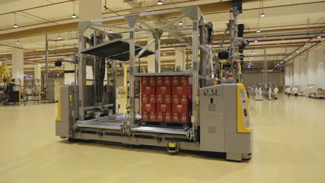 Automatisierter-Lagerfabrikroboter,-Der-Frachtlieferung-Futuristische-Logistiktechnologie-Macht