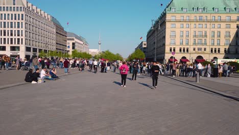 Paseo-En-Cámara-Lenta-En-Pariser-Platz-Berlín-Con-Muchos-Turistas-Caminando-Por-Las-Calles