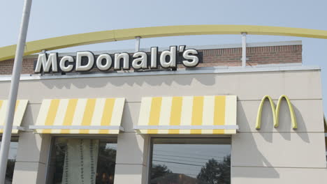 Außenansicht-Des-McDonald&#39;s-Restaurants-Mit-Branding-Schild,-Goldenem-Arches-Logo,-Noch-Aufgenommen