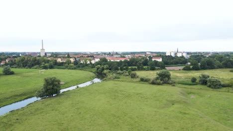 Ruhige-Kleinstadt-In-Deutschland,-Ländliche-Landschaft,-Drohnenansicht-Aus-Der-Luft