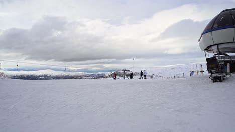 Panoramablick-Auf-Berggipfel-Und-Menschen-Im-Skigebiet-Voss---Hanguren---Voss-Norwegen
