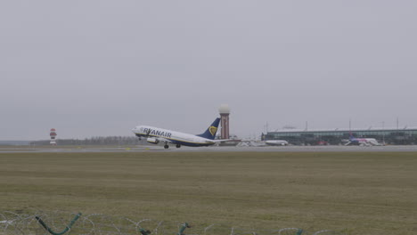 Avión-De-Ryanair-Despegando-De-La-Pista-Del-Aeropuerto-De-Gdansk-Lech-Walesa-En-Un-Día-Nublado-En-Gdansk,-Polonia