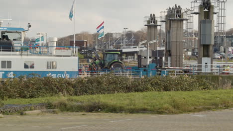 Einsteigen-In-Einen-Traktor-An-Der-Angedockten-Amsterdamer-Fähre-In-Den-Niederlanden