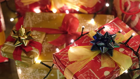 Bunte-Geschenke-Zu-Weihnachten-Mit-Beweglichen-Lichtern