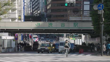 Transporte-Auf-Dem-Belebten-Shibuya-Kreuzung-In-Tokio-An-Einem-Sonnigen-Morgen-–-Totalaufnahme,-Zeitlupe