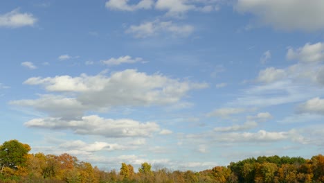 Wolken-Ziehen-über-Einem-In-Herbstfarben-Gefärbten-Wald-Vorbei,-Kanada
