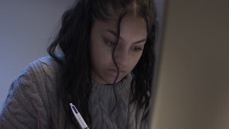 Nahaufnahme-Eines-Porträts-Einer-Teenager-Studentin,-Die-Hausaufgaben-Mit-Einem-Laptop-Macht