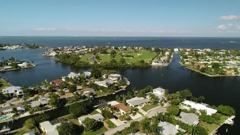 „Anna-Maria-Island,-Florida-–-USA-–-14.11.2020:-Drohnen-Push-In-Clip-In-Richtung-Des-Golfplatzes-Key-Royale-Club-Auf-Anna-Maria-Island