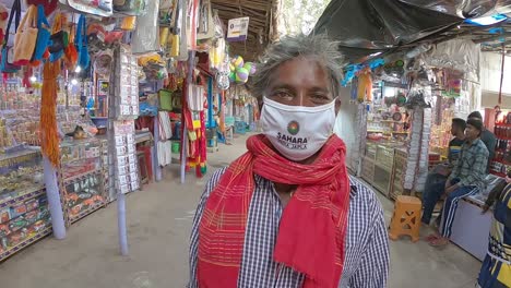 Ein-Mann-Trägt-Während-Der-Covid-19-Pendamic-Eine-Maske-Aus-Sahara-Indien