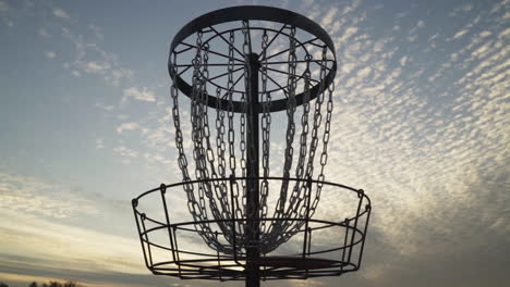 Disc-Golf-Frisbee-Entra-En-La-Canasta-De-Disc-Golf-Con-Un-Tiro-De-&quot;ascensor&quot;