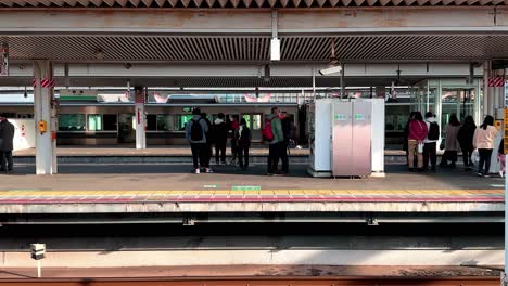 Estación-De-Tren-De-Nara:-Un-Lugar-De-Reunión-Para-Viajeros,-Japón