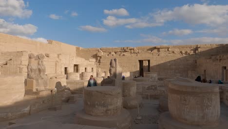 Sala-Hipóstila-En-El-Templo-De-Medinet-Habu,-Turistas-En-El-Sitio-Arqueológico,-Restos-De-Columnas