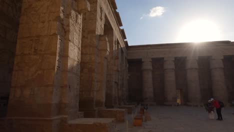 Touristen-Schauen-Sich-Im-Zweiten-Hof-Des-Medinet-Habu-Tempels-Um,-Einer-Touristenattraktion-Im-Alten-Ägypten