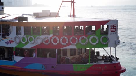 Vista-Lateral-Cercana-Del-Colorido-Ferry-De-Estrellas-En-Movimiento-Sobre-El-Agua,-Hong-Kong