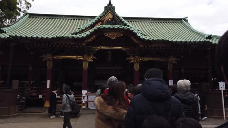 1.-Januar-2020:-Tokio,-Japan:-Menschen-Besuchen-Am-Neujahrstag-Den-Japanischen-Schrein-Tempel,-Um-Zu-Beten-Und-Sich-Etwas-Zu-Wünschen